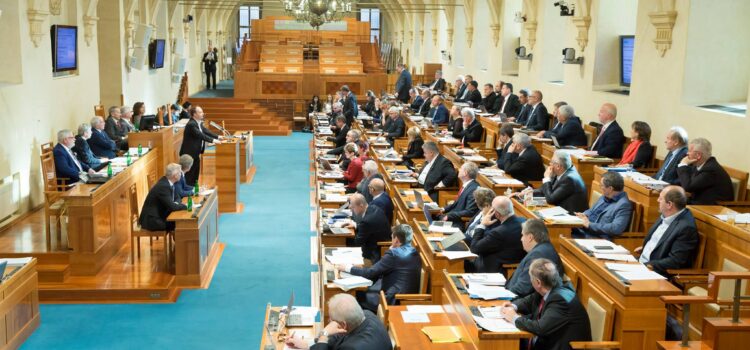 Začíná finále voleb do Senátu, Jihlavsko rozhodne o pokračování předsedy Vystrčila