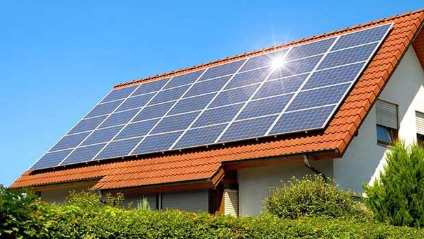 Fialova vláda podpoří až 200.000 fotovoltaických elektráren na střechách